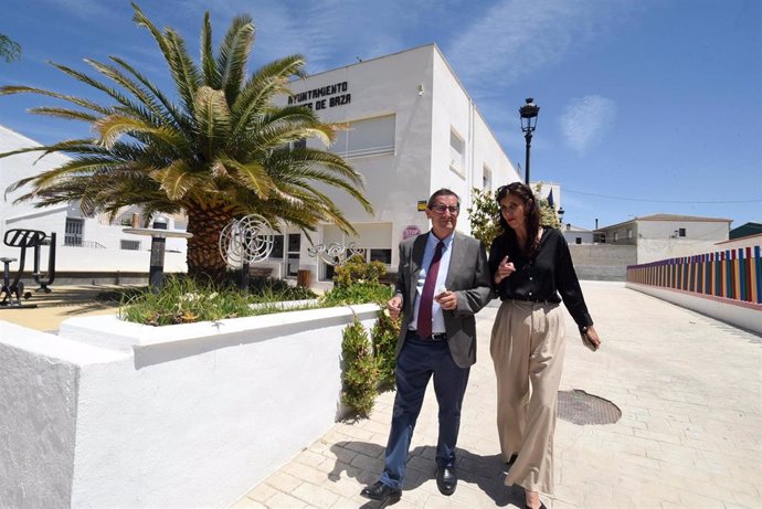 El presidente de la Diputación y la teniente de alcalde de Cortes de Baza visitan obras realizadas en el municipio con fondos provinciales
