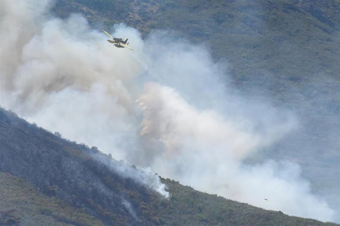 Uno de los medios aéreos que trabaja en la zona del incendio en Las Hurdes y Gata.