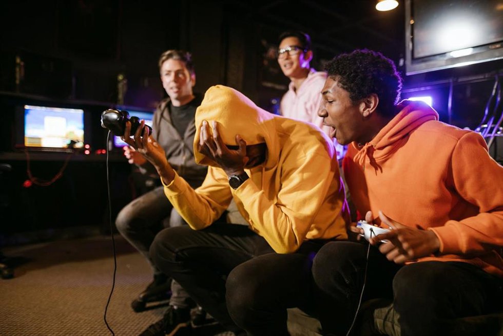 Varios chicos jugando a videojuegos