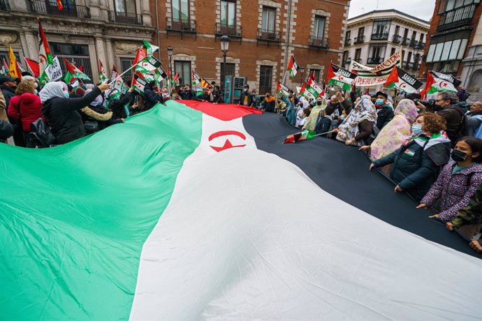 Archivo - March 26, 2022, Madrid, Spain: Demonstrators with flags of Western Sahara take part during a protest. Citizens held a protest against the Spanish government's support for Morocco's autonomy plan for Western Sahara, in the provinces square in M