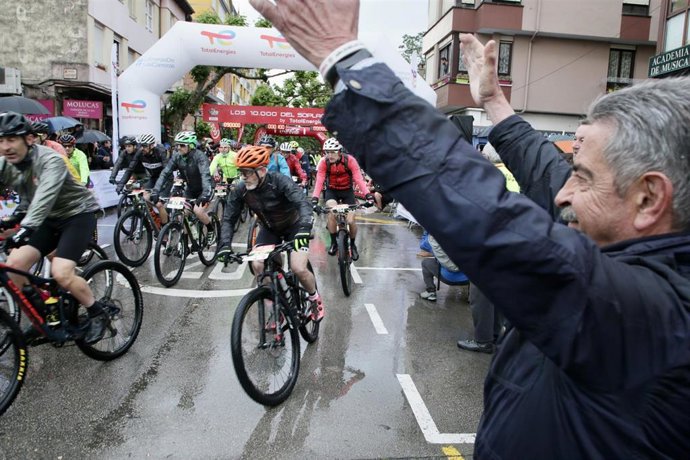 El presidente de Cantabria, Miguel Ángel Revilla, da el pistoletazo de salida a 'Los 10.000 del Soplao'.