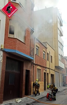 Una atendida por intoxicación de humo y un perro fallecido en el incendio de una vivienda en Villena (Alicante)