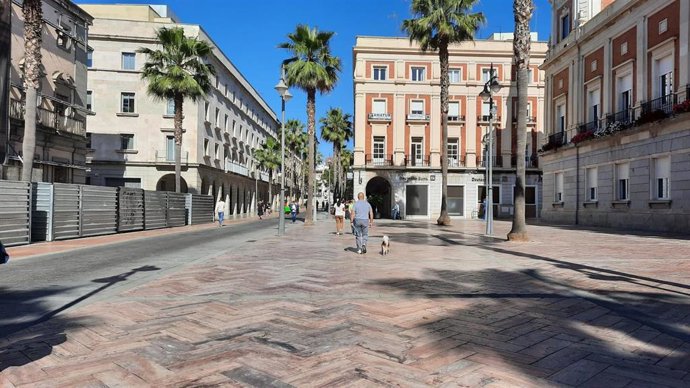 Ciudadanos paseando por el centro de Huelva.