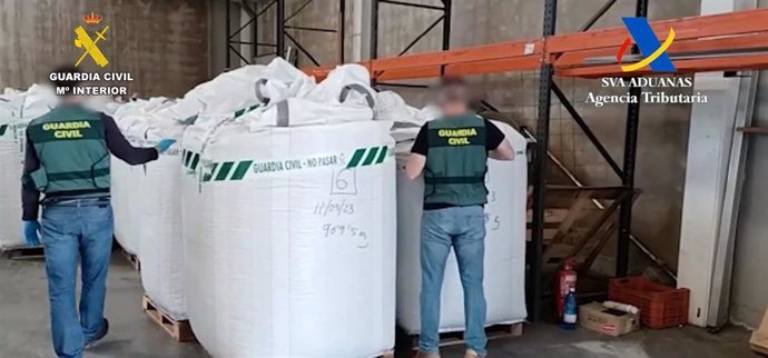 Archivo - La Agencia Tributaria y la Guardia Civil han procedido a la intervención de 25 toneladas de almendras con toxinas peligrosas para el consumo humano en el marco de la Operación 'Nuts'.