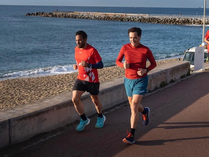El primer secretario del PSC, Salvador Illa, junto al concejal del PSC en Berga, Abel García.