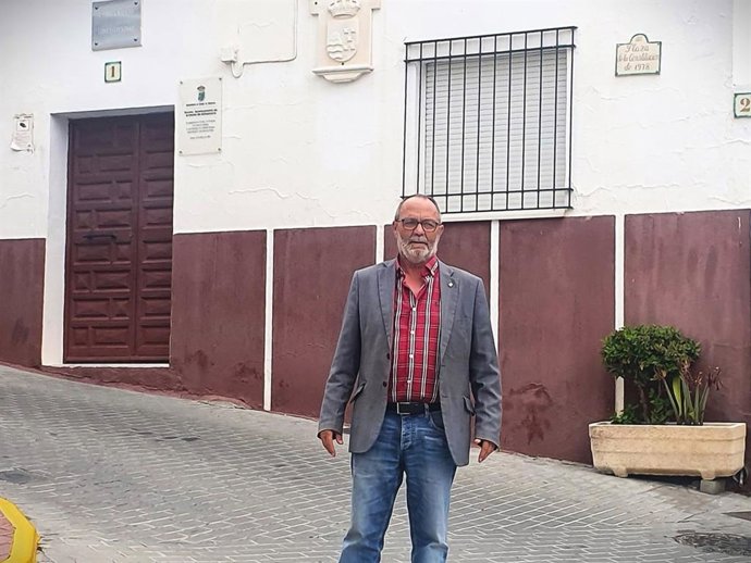 El alcalde de Armuña del Almanzora (Almería), José Berruezo (PSOE), frente al Ayuntamiento de la localidad.