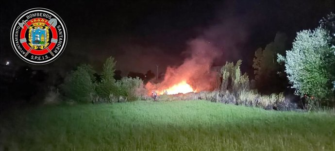 Extinción de un incendio de vegetación cercano a unas viviendas en Heras.