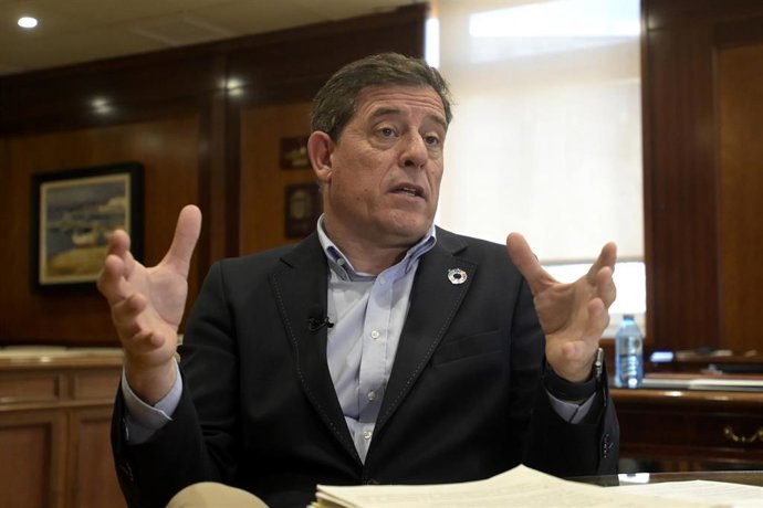 El nuevo delegado del Gobierno de España en Galicia, José Ramón Gómez Besteiro, durante una entrevista para Europa Press, en la delegación del Gobierno, a 27 de abril de 2023, en A Coruña, Galicia (España). José Ramón Gómez Besteiro sustituye en este ca