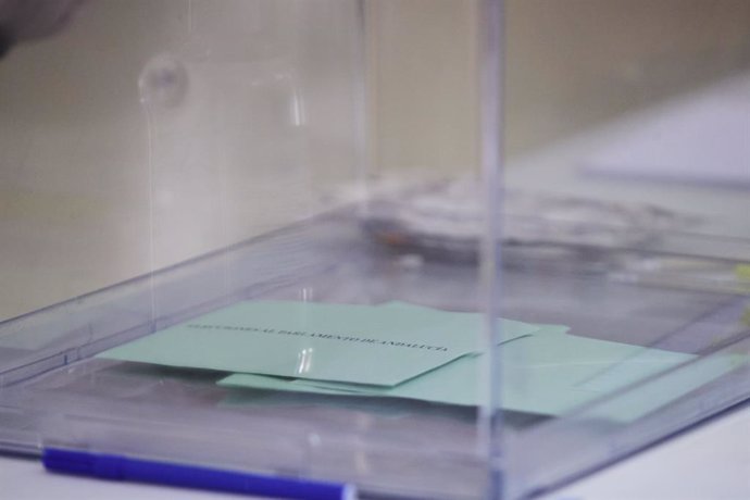 Archivo - Detalle de los votos en las urnas durante el día de las elecciones a la presidencia de la Junta de Andalucía en el Colegio San Fernando Marista, a 19 de junio de 2022 en Sevilla (Andalucía, España)