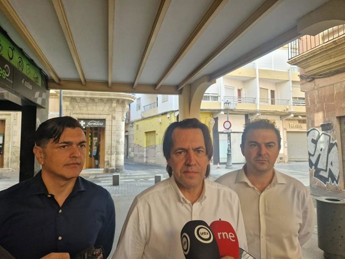El candidato de CS a la Alcaldía de Almería, Rafa Burgos, atiende a los medios.