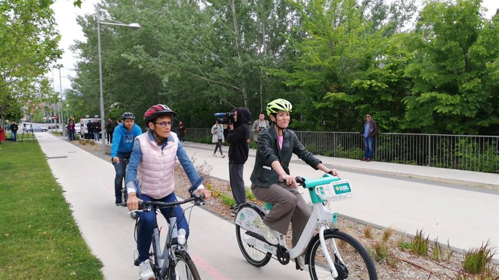 María Chivite y Elma Saiz circulan en bicicleta por un carril bici.