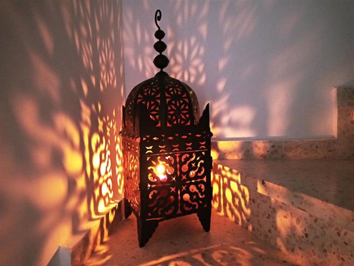 Archivo - Detalle de un farol de forja artesanal en una vivienda rural.