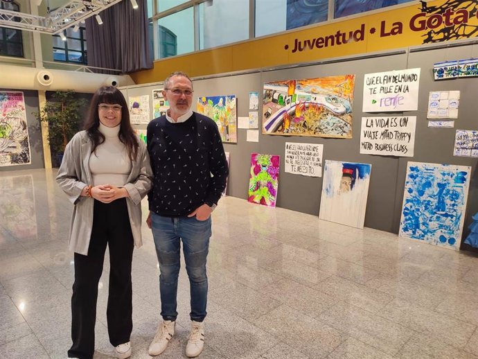 El candidato del PR+ al Ayuntamiento de Logroño, Rubén Antoñanzas, comparece junto a la miembro de su lista Raquel Vasaldúa