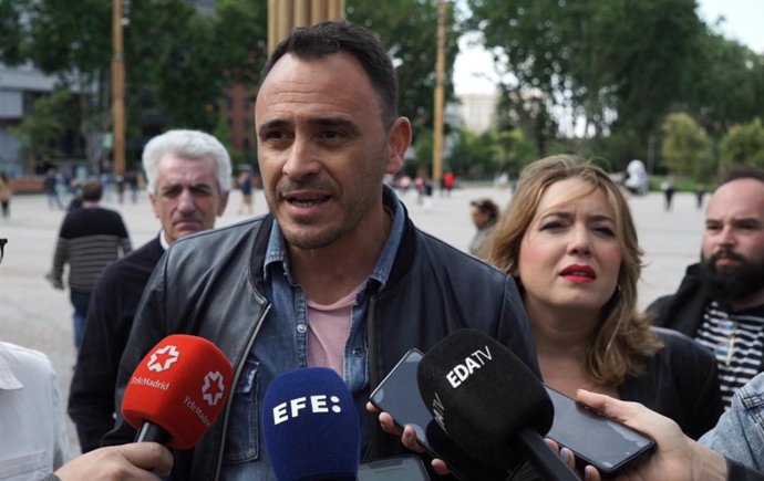 El candidato de Podemos, IU y Alianza Verde a la Alcaldía de Madrid, Roberto Sotomayor, en la manifestación a favor de los derechos sociales.