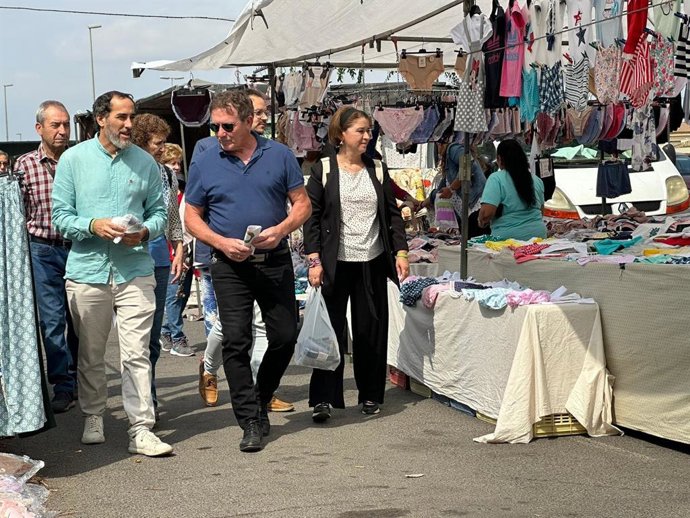 Miembros de Hacemos Córdoba en un mercadillo