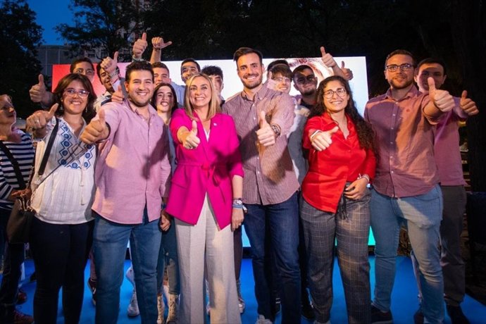 Carazo y parte de su equipo participa en un acto electoral en Granada.