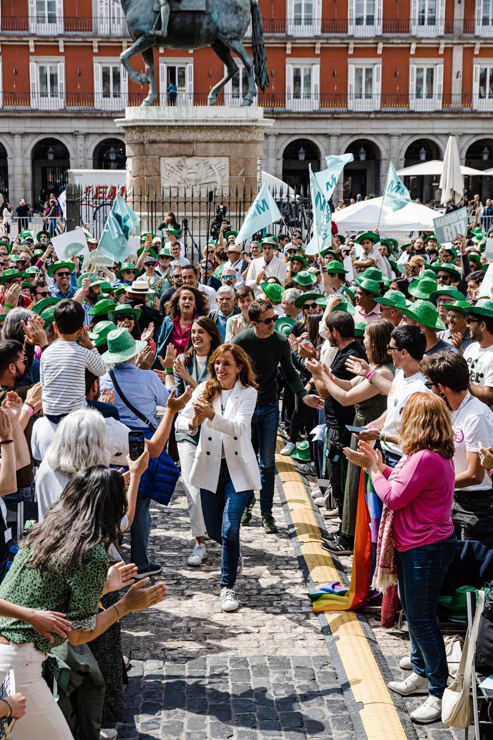 La candidata de Más Madrid a la presidencia de la Comunidad de Madrid, Mónica García (c); el líder de Más País, Íñigo Errejón; y la candidata a la alcaldía de Madrid, Rita Maestre; durante un mitin de Más Madrid en la Plaza Mayor, a 20 de mayo de 2023, 