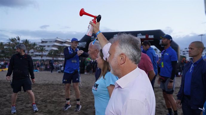 El presidente de Canarias, Ángel Víctor Torres, acudie a la salida de la prueba atlética Ironman