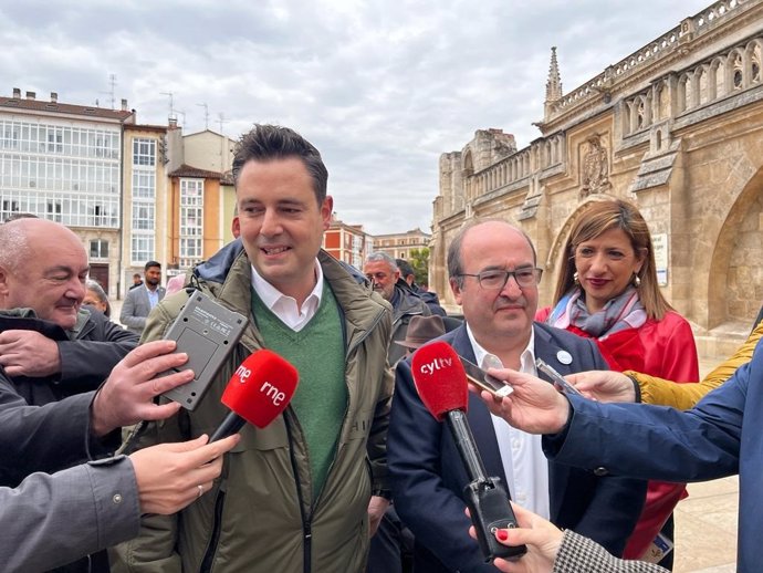 El ministro de Cultura, Miquel Iceta, acompaña al candidato a la reelección al Ayuntamiento de Burgos, Daniel de la Rosa