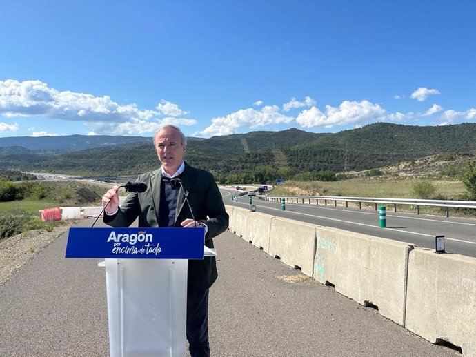 El candidato del PP a la Presidencia de Aragón, Jorge Azcón, en Lanave.