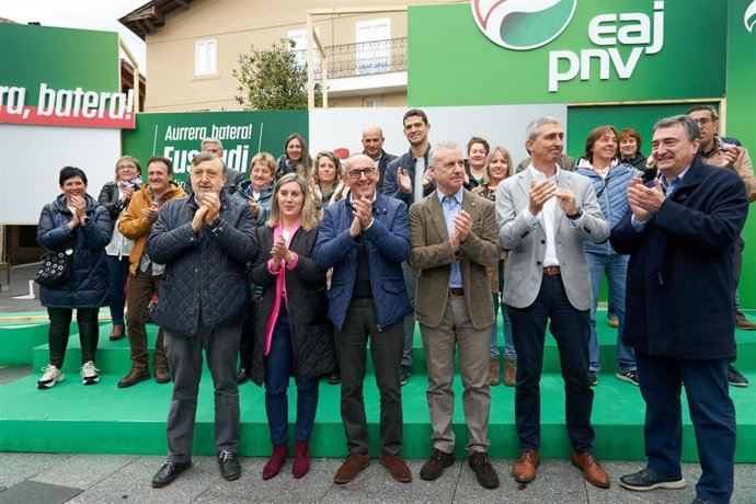 El Lehendakari, Iñigo Urkullu, el portavoz del PNV en el Congreso, Aitor Esteban, y candidatos jeltzalers en un acto en la localidad alavesa de Agurain