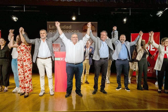 Juan Espadas arropa al candidato del PSOE de Roquetas del Mar en un acto electoral.