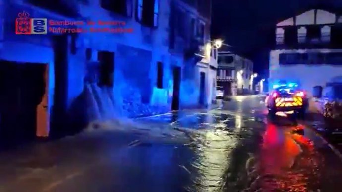 Calle inundada en Lesaka.