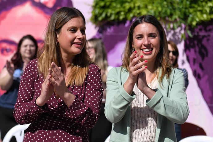 La candidata de Podemos a la Presidencia de la Comunidad de Madrid, Alejandra Jacinto (i), y la ministra de Igualdad y secretaria de Acción de Gobierno de Podemos, Irene Montero (d), aplauden durante el acto de precampaña de Podemos Valentía y feminism
