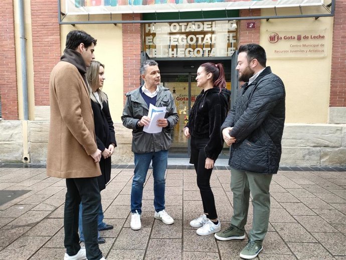 El candidato del PP al Ayuntamiento de Logroño, Conrado Escobar, junto a jóvenes en la Gota de Leche de Logroño
