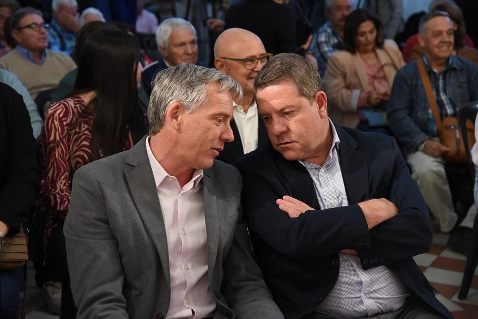 El candidato del PSOE a la Presidencia de C-LM, Emiliano García-Page, en Madridejos, junto con el alcalde y candidato a la reelección, José Antonio Contreras.