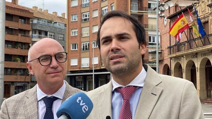 El candidato de Cs a la presidencia del Gobierno riojano, Ángel Íñiguez, junto al candidato de Calahorra, David Miranda