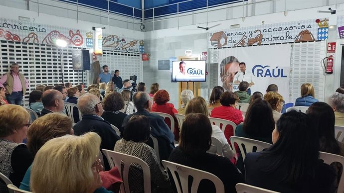 El candidato del PP en Macael en un acto de campaña.