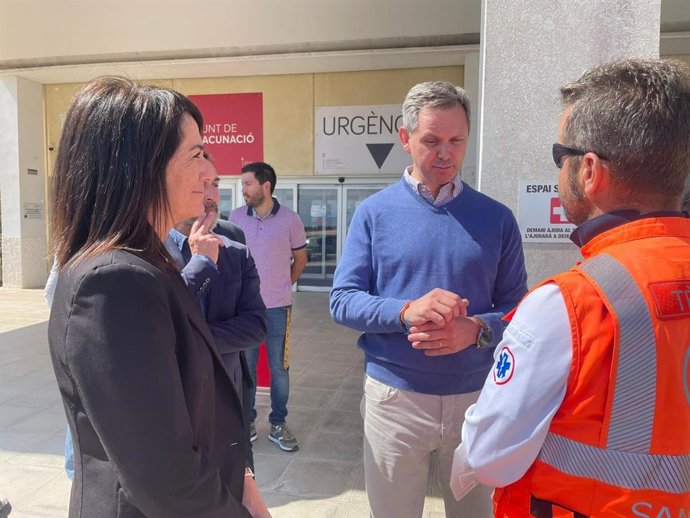 El ministro de Sanidad, José Manuel Miñones, visita la base del 061 en Formentera, una "demanda histórica" de la Isla