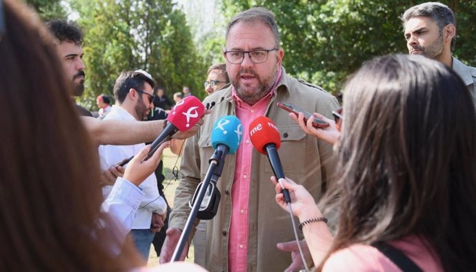 El candidato del PSOE a la reelección a la Alcaldía de Mérida, Antonio Rodríguez Osuna, atiende a la prensa.