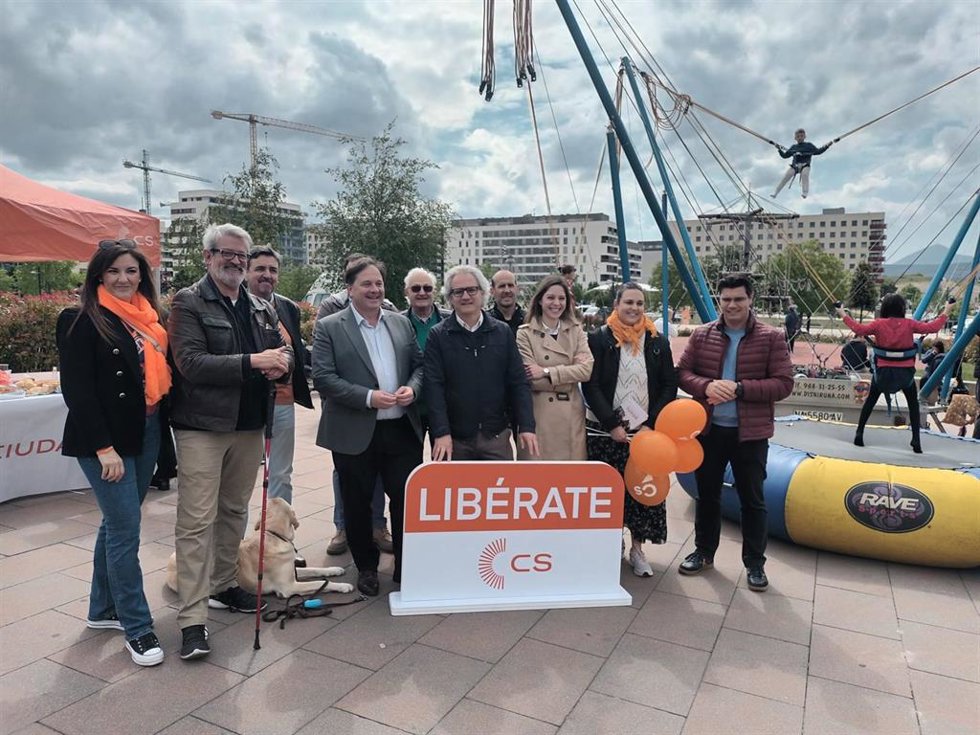 Carlos Pérez-Nievas (centro) junto con representantes de Ciudadanos en el Soto de Lezkairu.