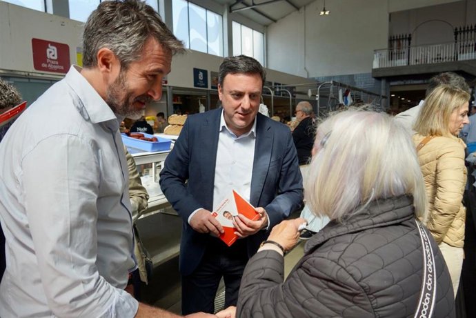 El secretario xeral del PSdeG, Valentín González Formoso, en una visita a la plaza de abastos de Vilagarcía de Arousa (Pontevedra) junto con el alcalde y candidato a la reelección, Alberto Varela.