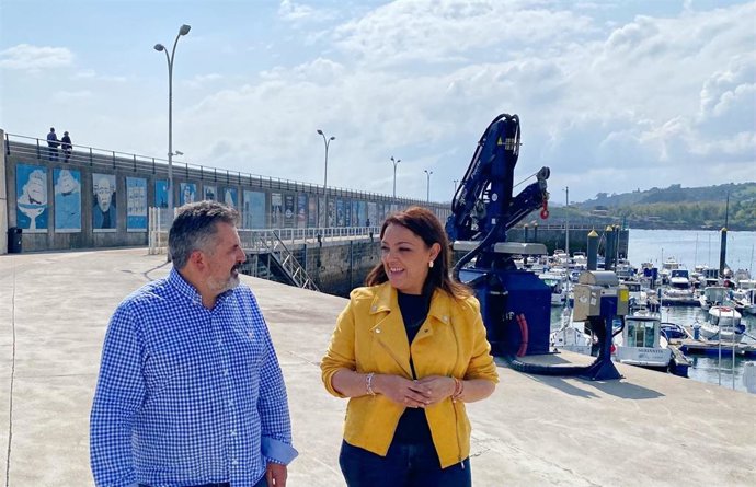 La candidata de Vox a la Presidencia del Principado, Carolina López, durante una visita en Candás