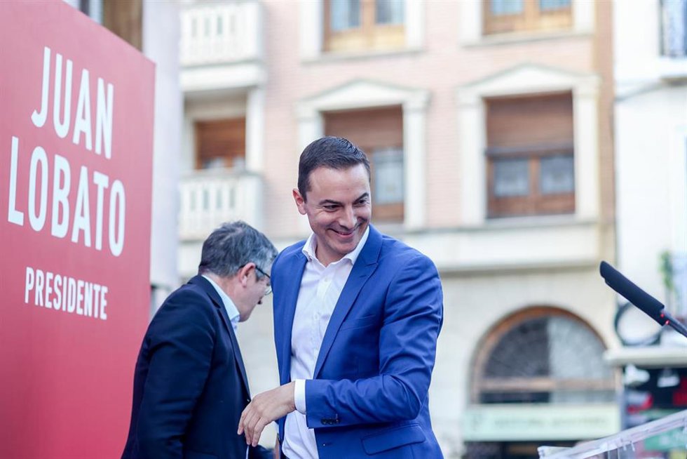 El portavoz del Grupo Socialista en el Congreso de los Diputados, Patxi López (i), y el candidato del PSOE a la Presidencia de la Comunidad de Madrid, Juan Lobato (d), durante un acto de campaña del PSOE, en la Plaza de España, a 17 de mayo de 2023, en