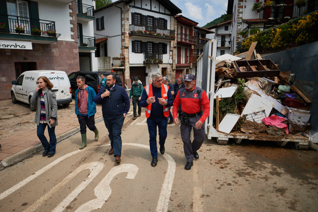 El vicepresidente Remírez visita Bera y Lesaka tras las inundaciones.