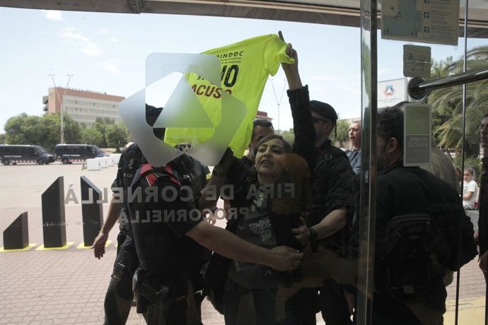 Una vintena de persones protesten contra Cambray davant de l'acte d'ERC a Cornell (Barcelona)