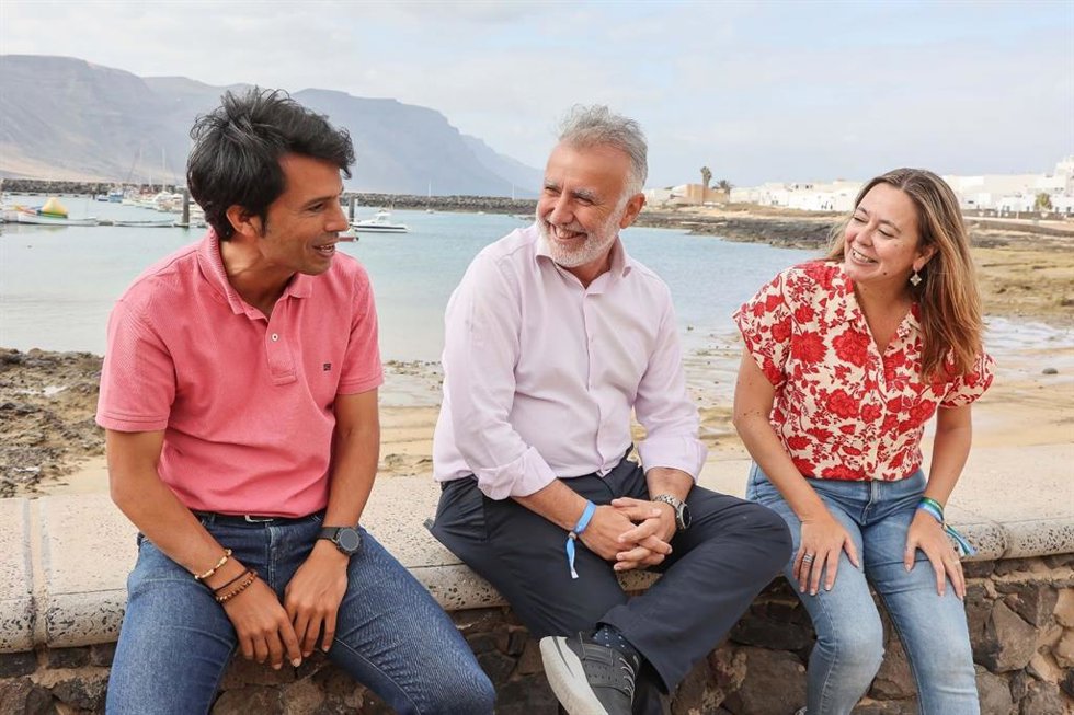La secretaria insular y candidata a la repetir como presidenta del Cabildo de Lanzarote, Dolores Corojo, el candidato a la Presidencia de Canarias, Ángel Víctor Torres, y el candidato a la alcaldía de Teguise, Marcos Bergaz
