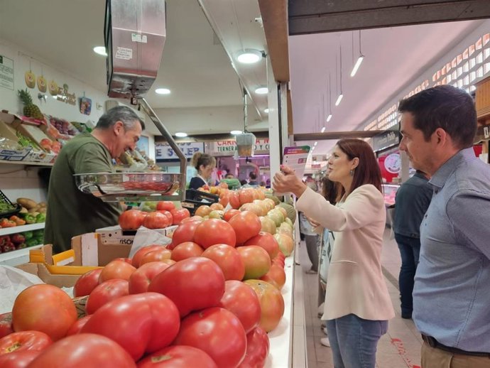 Noelia Losada, candidata de CS a la Alcaldía de Málaga, en una visita al mercado de Huelin