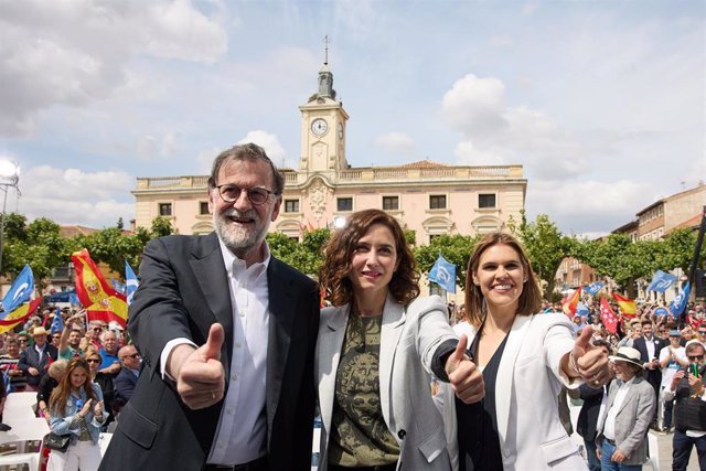 La presidenta de la Comunidad de Madrid, Isabel Díaz Ayuso (c), el expresidente del Gobierno de España, Mariano Rajoy (i) y la candidata del PP a la Alcaldía, Judith Piquet (d), a 20 de mayo de 2023, en Alcalá de Henares (Comunidad de Madrid).
