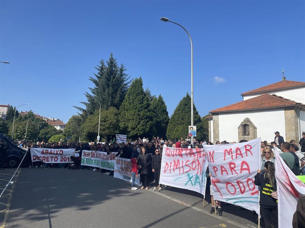 Mejilloneros se concentran frente a la sede de la Xunta en San Caetano.