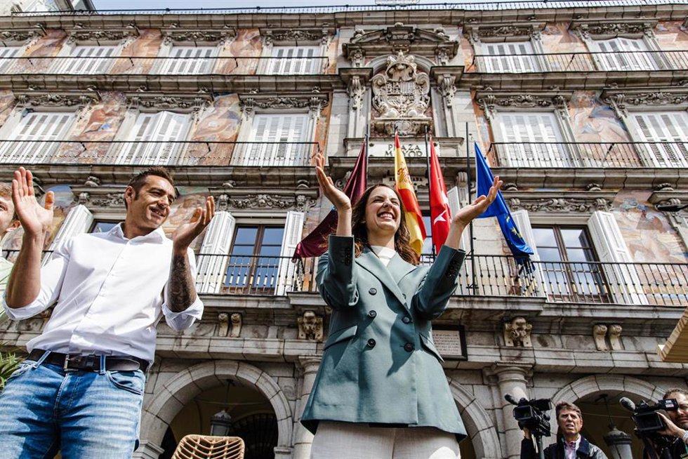 El candidato de Más Madrid a la Alcaldía de Móstoles, Emilio Delgado, y la portavoz de Más Madrid en el Ayuntamiento y candidata a la Alcaldía de Madrid, Rita Maestre, intervienen durante un mitin, en la Plaza Mayor