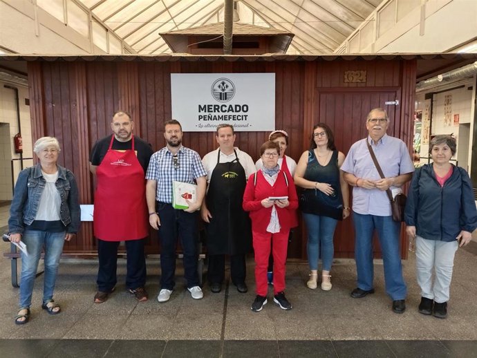 Reparto de información de la coalición Para La Gente en el barrio de Peñamefécit