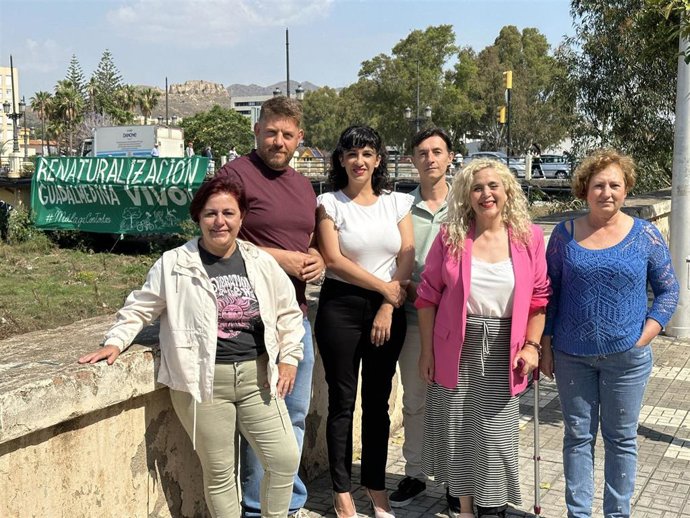 Con Málaga cuelga una pancarta para reclamar la renaturalización del Guadalmedina