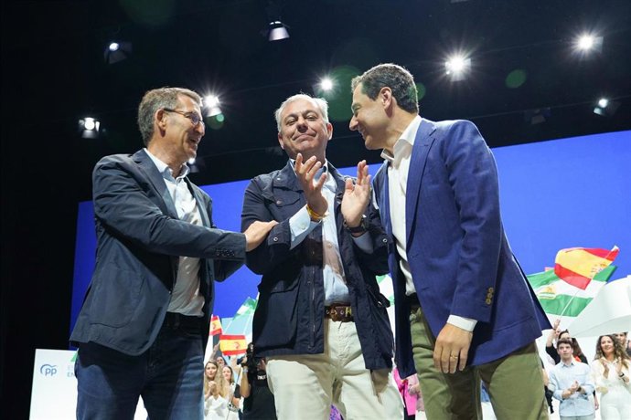 El presidente del PP, Alberto Núñez Feijóo, el candidato a la Alcaldía, José Luis Sanz, y el presidente del PP-A, Juanma Moreno, durante un acto electoral del Partido Popular en el Auditorio Cartuja Center.