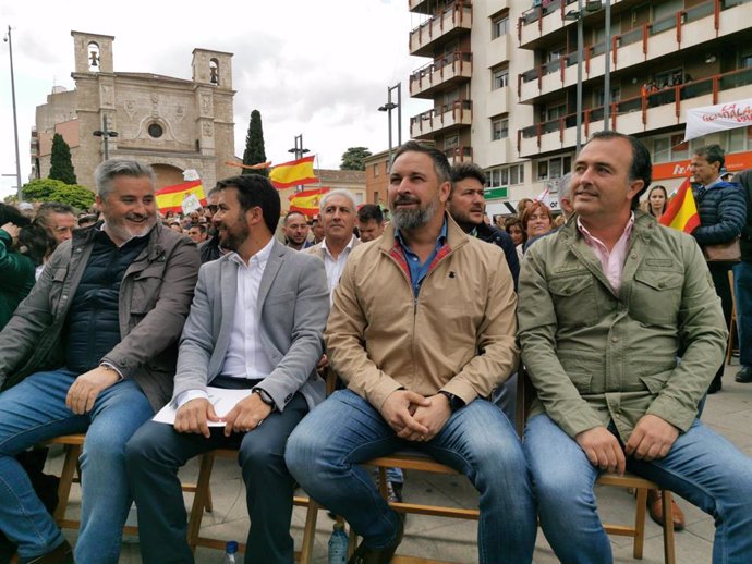 El líder de Vox, Santiago Abascal, y el candidato de Vox a la Presidencia de Castilla-La Mancha, David Moreno, en un acto en Guadalajara