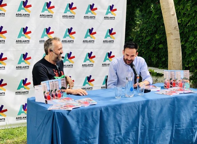 David de la Cruz presentando su libro que recorre los barrios de Cádiz.